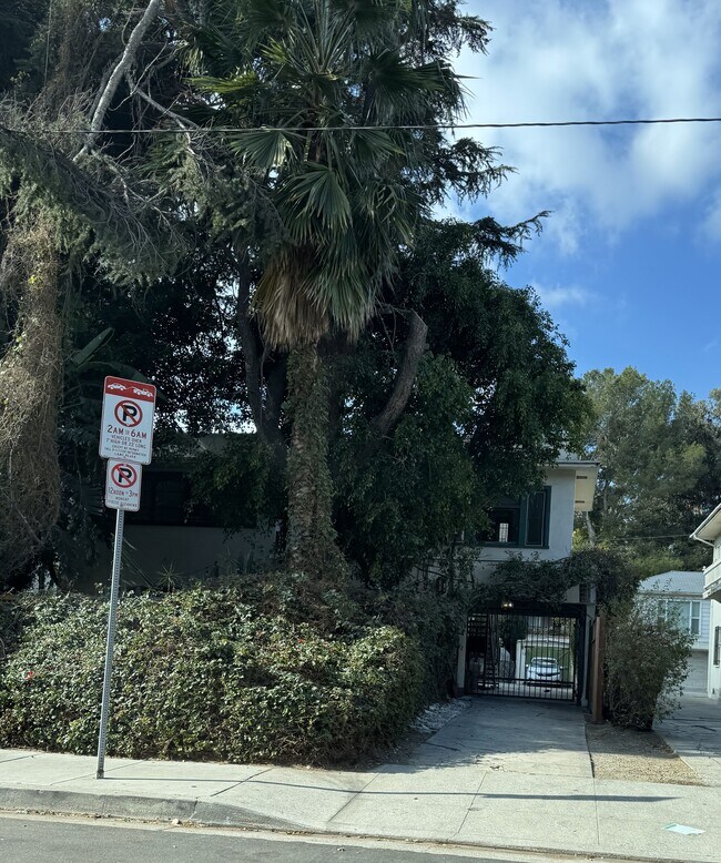 Primary Photo - 1323 N Orange Dr