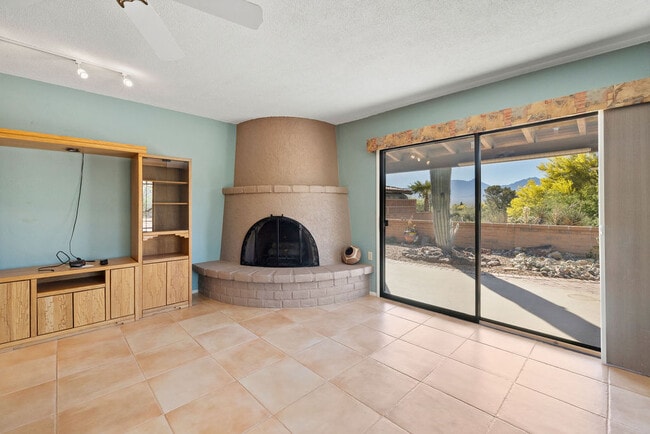 Building Photo - 1021 W Desert Canyon Pl