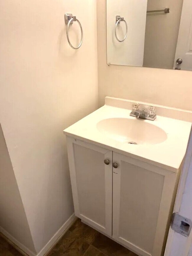 Building Photo - 3 bedroom / 1.5 bathroom - Timberwoods