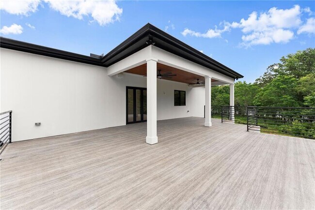 Building Photo - 151 S Pointe Dr