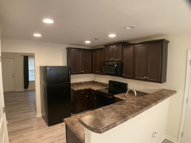 Building Photo - Almost Brand New 3 bed, 2 Bath with 1 Car ...