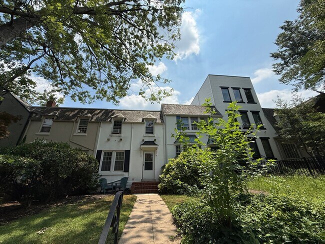 Building Photo - Private Lower-Level Living Space Near Georgetown