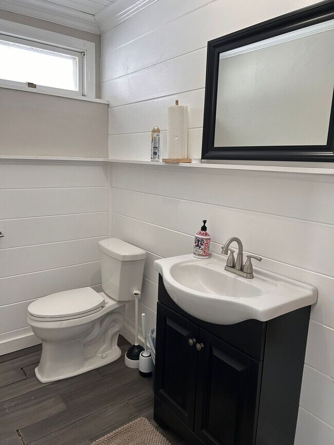 Building Photo - House for Rent in Stoneham!