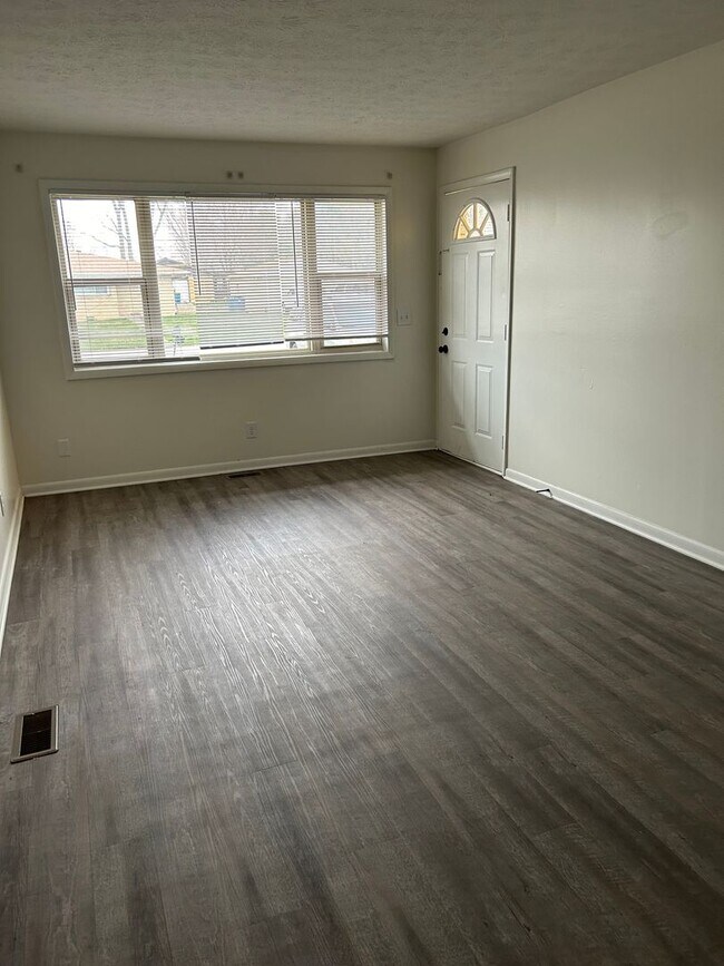 Building Photo - 7014-7016 N Manor Dr