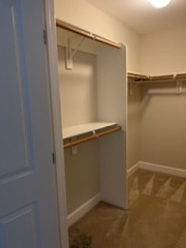 Building Photo - Epic REA - Great 1 BR/1 BA Condo w/Parking...