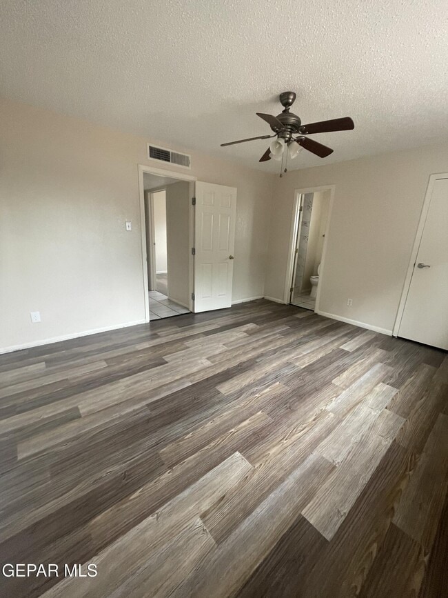 Building Photo - 10902 Bywood Dr