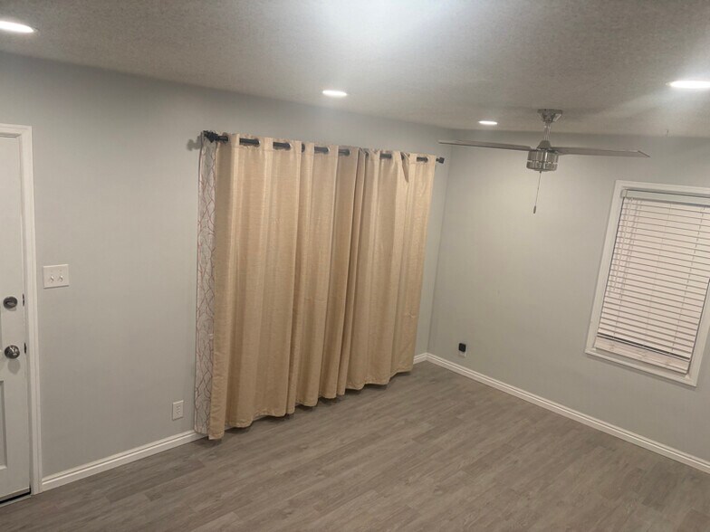 Building Photo - 8757 W Helen Dr