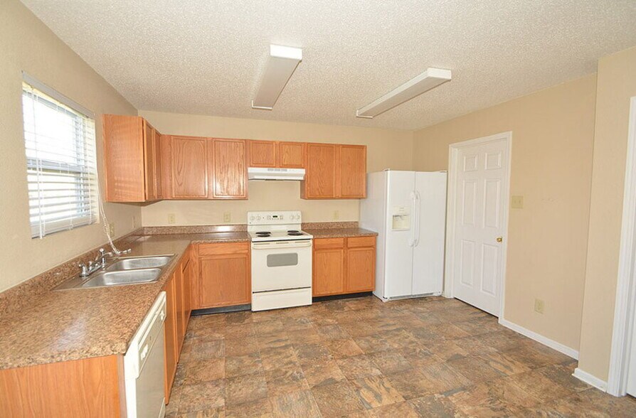 Building Photo - 5660 Grassy Bank Dr