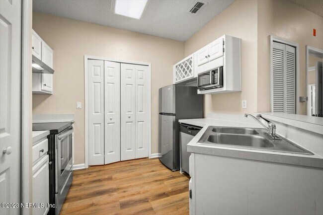 Building Photo - 3938 Hendricks Ave