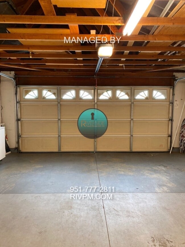 Building Photo - Beautiful single story home located in Riverside!