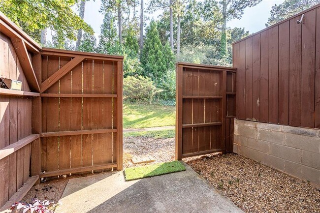 Building Photo - 5004 Meadow Ln