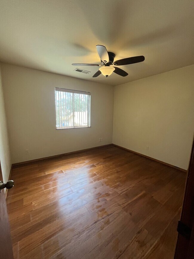 Building Photo - 4384