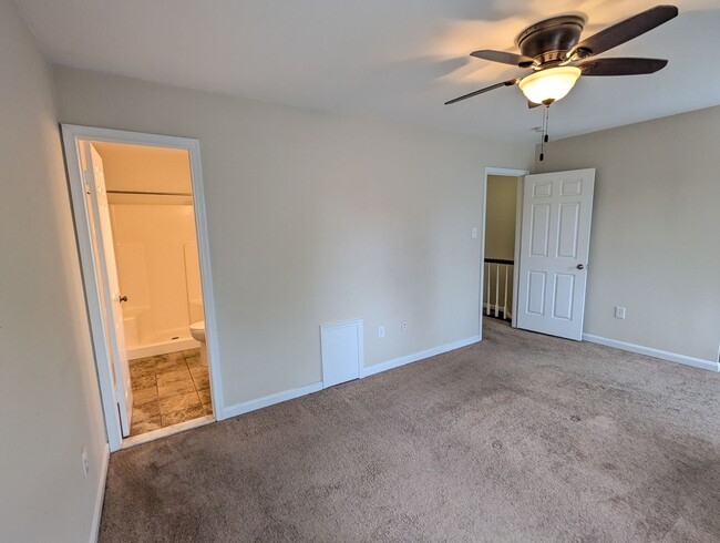 Building Photo - Beautifully maintained townhouse in Freder...