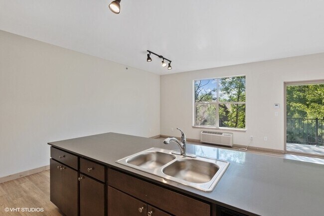 Building Photo - 718 Edgewood Pl