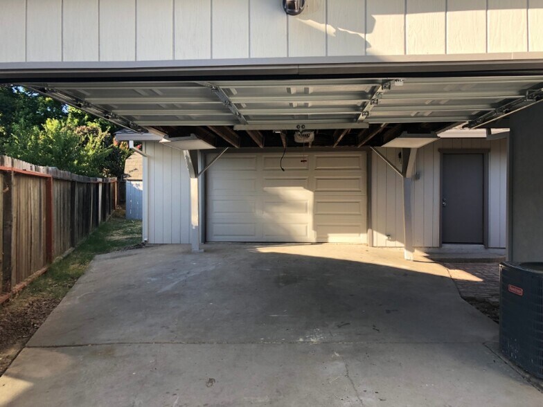 Building Photo - 7024 Woodmore Oaks Dr