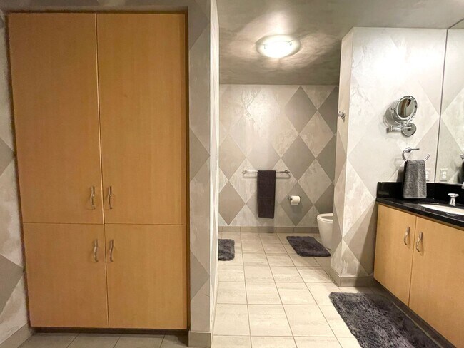 Building Photo - Gorgeous Furnished Pearl District Condo - ...