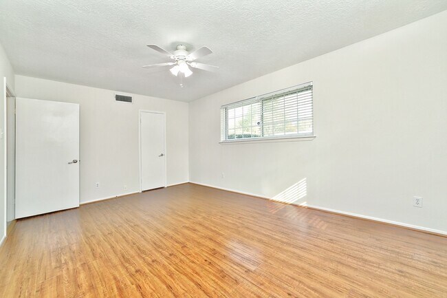 Building Photo - 5822 W Bellfort Ave