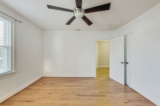 Building Photo - Beautiful TH - 4 bedroom + 3.5 BA - 7 mo -...