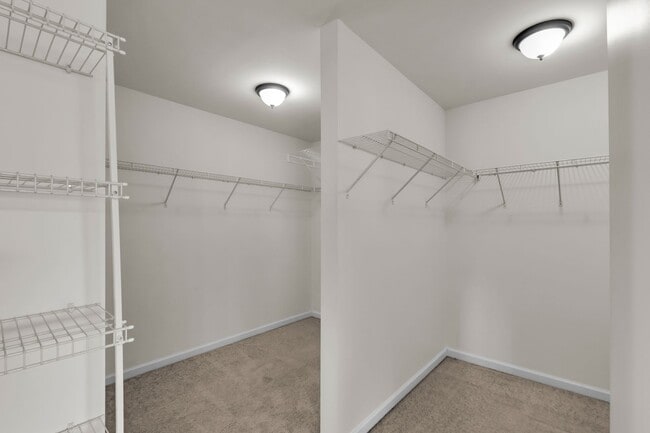 Building Photo - 3 bedroom Townhouse