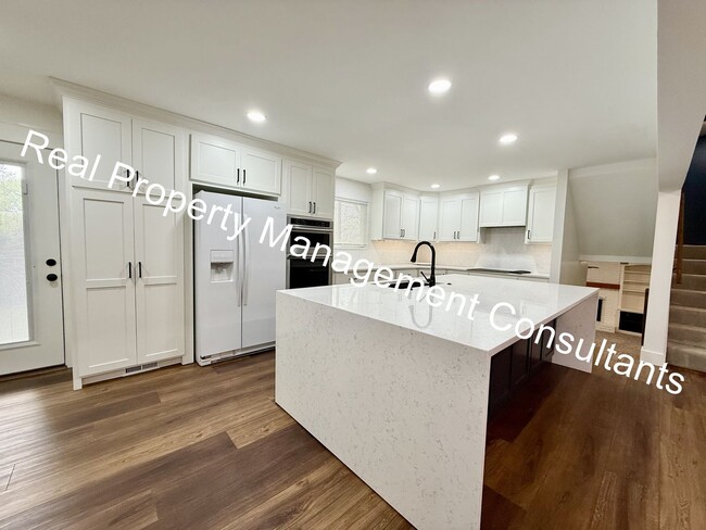 Building Photo - Spacious 4 Bedroom Home in Shawnee Mission!