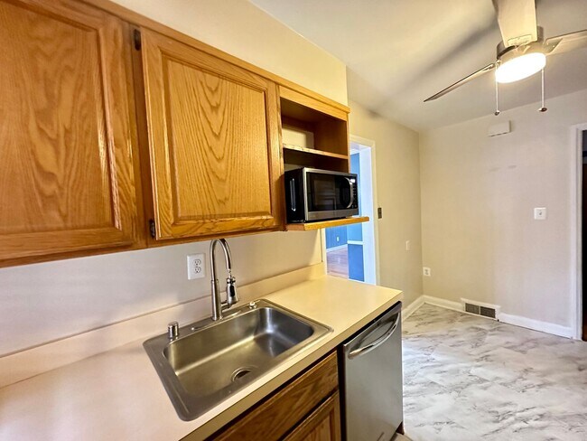 Building Photo - Charming 3 Bedroom/1.5 Bathroom Townhome with In-Unit Laundry in Towson, MD!