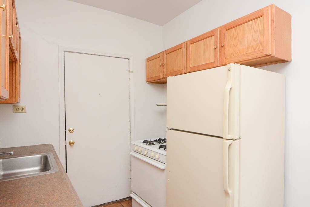 Building Photo - 929 W Sunnyside Ave