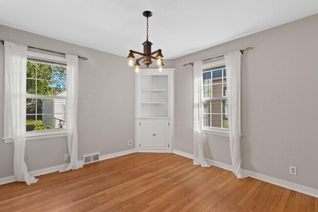 Building Photo - 4918 N Berkeley Blvd