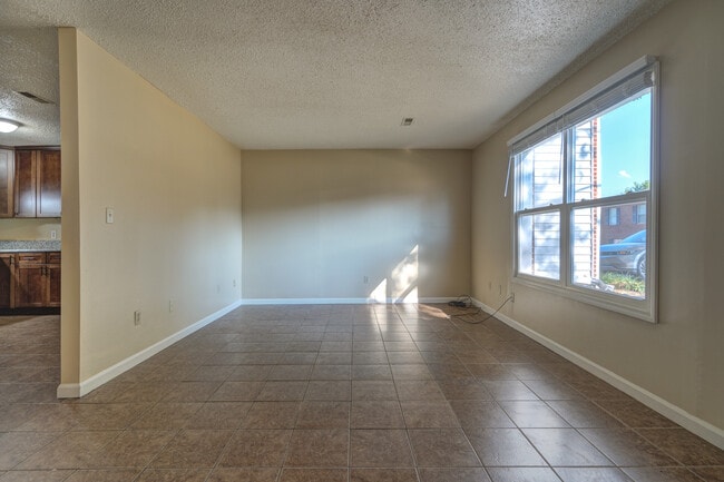 Building Photo - 135 Clover Valley Cir