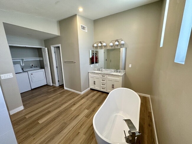 Building Photo - 2029 W Adams St