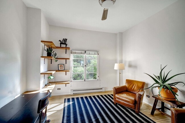 Building Photo - 109 N Sycamore Ave