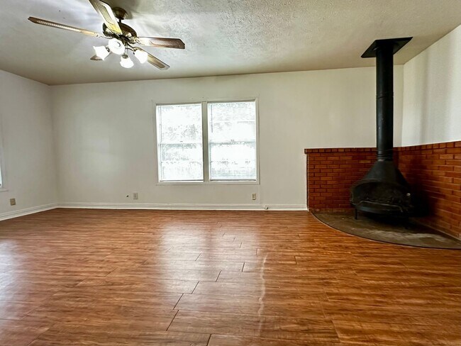 Building Photo - Fresh 2 Bedroom Home