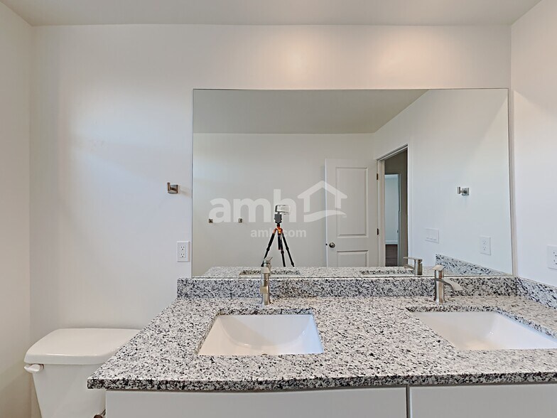 Building Photo - 1318 E White St