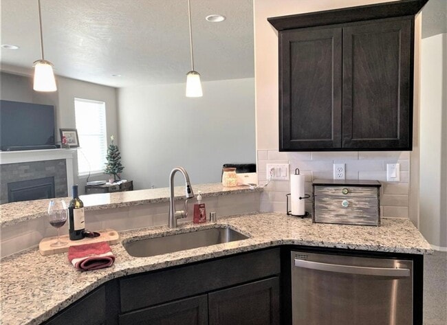 Building Photo - Newer Home in Kennewick, Great Location! Pets welcome!