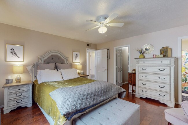 Building Photo - UNSER/LADERA 2 Bedroom  2 Bath  2 car gara...
