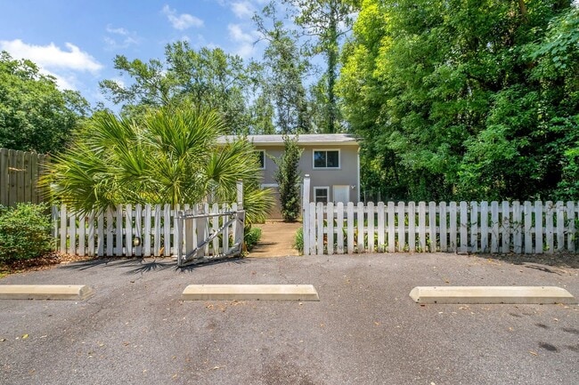 Building Photo - 2208 Escambia Dr