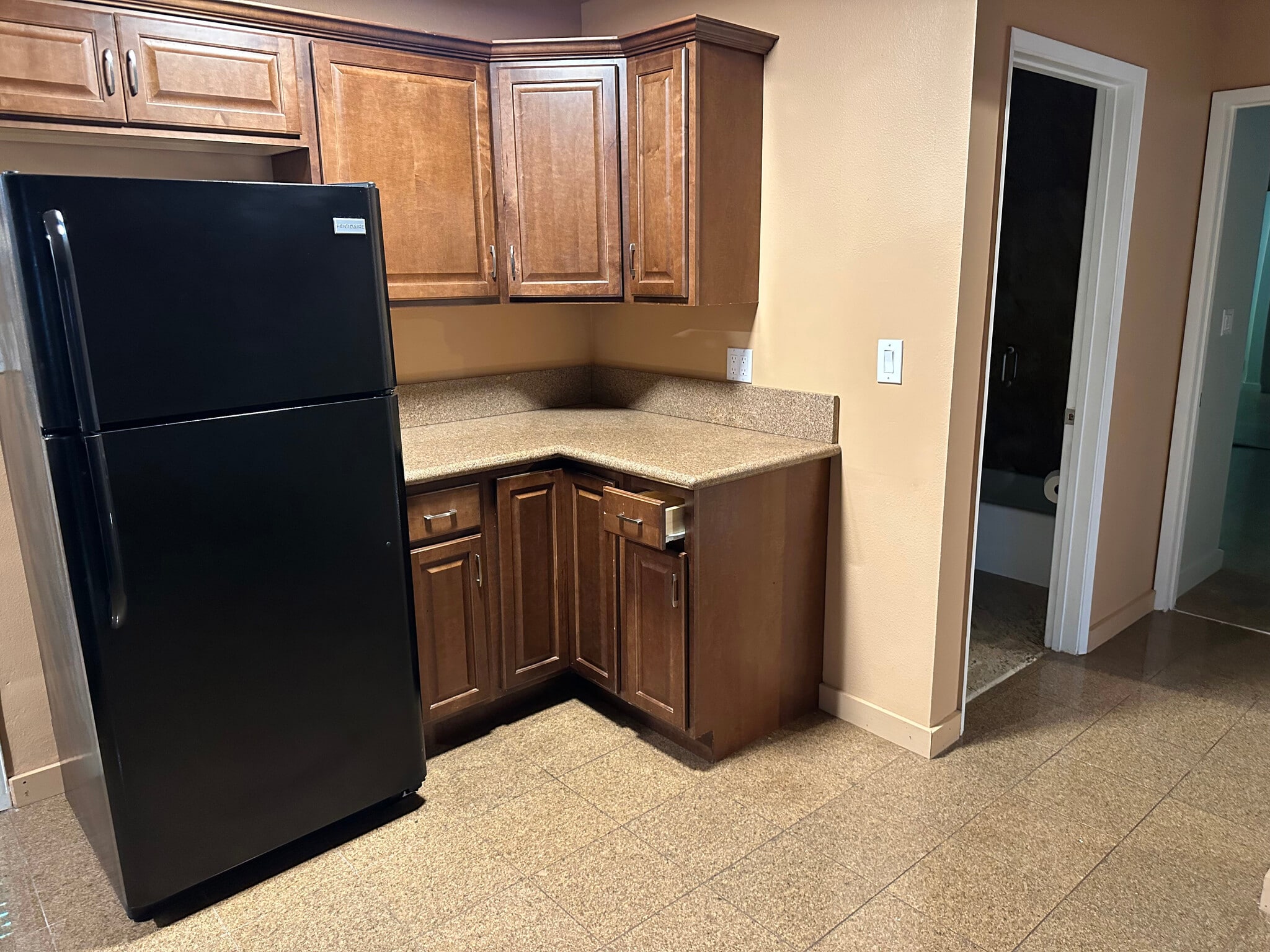 Kitchen refrigerator - 10809 Huston St