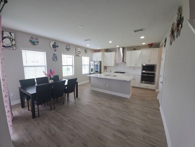 Building Photo - Gorgeous 5-Bedroom, 3-Bathroom in Riverview