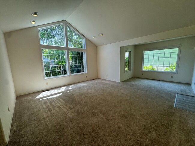 Building Photo - Hucrest home with 3 car garage