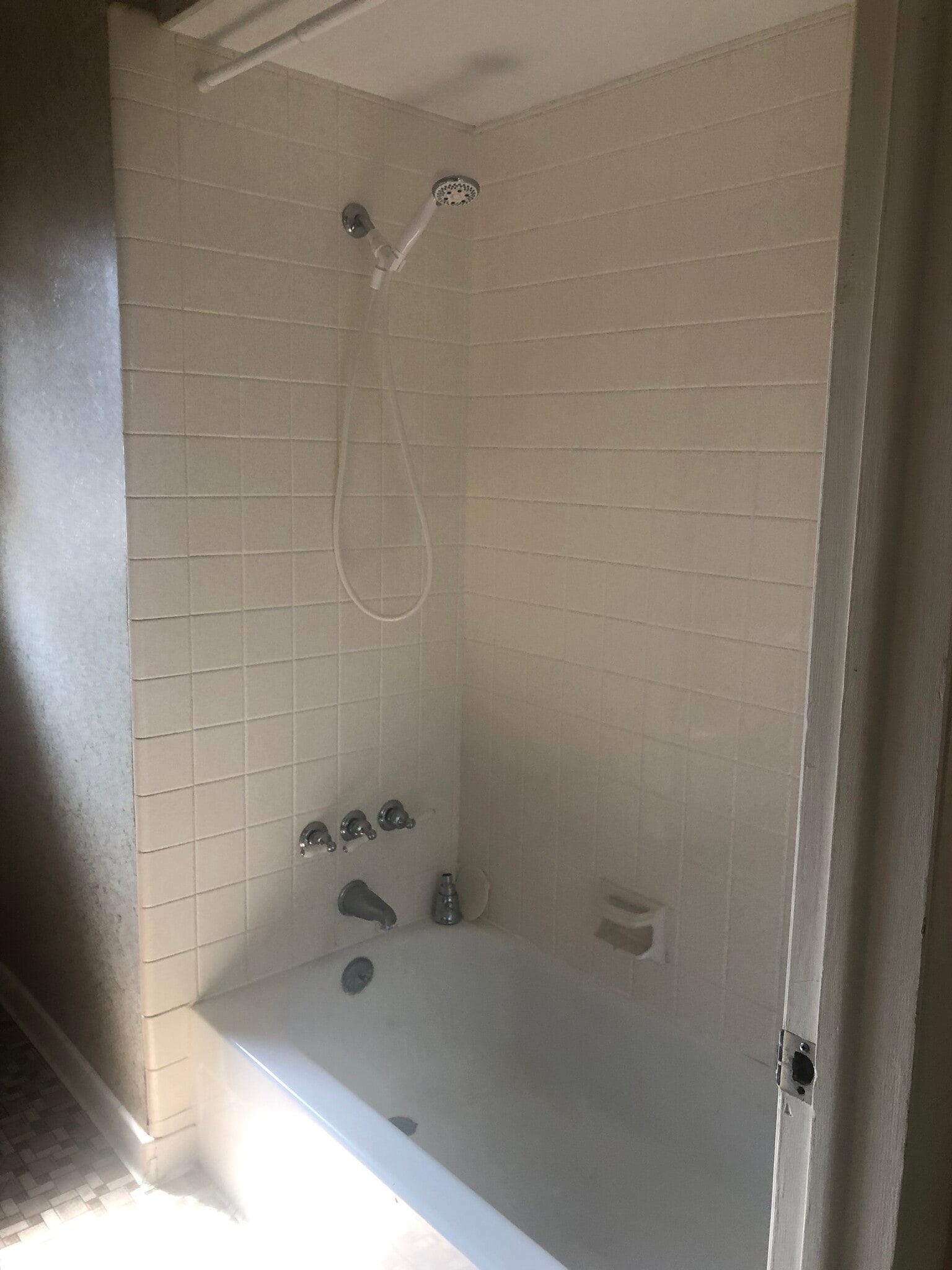 Building Photo - 106 E 2nd St