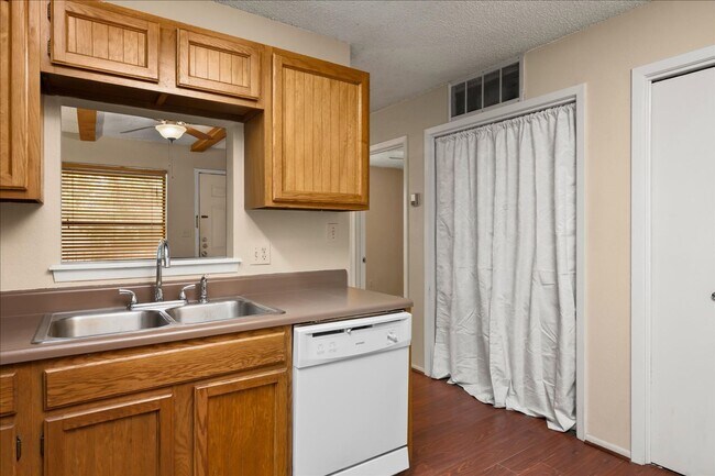 Building Photo - Great Location, Immediate Move In available - 2 bed / 2 bath Condo - 100% off First Month's rent!