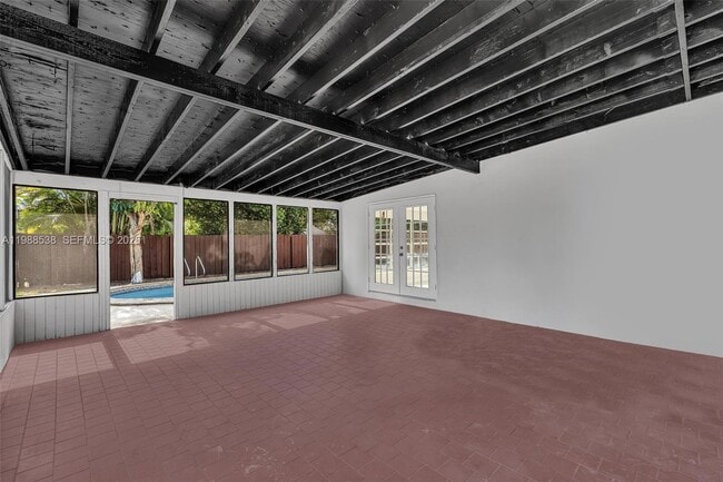 Building Photo - 1600 SW 9th St