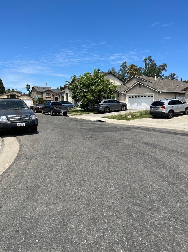 Building Photo - $2450 - 3 Bed/2 Bath Home in a Beautiful Neighborhood