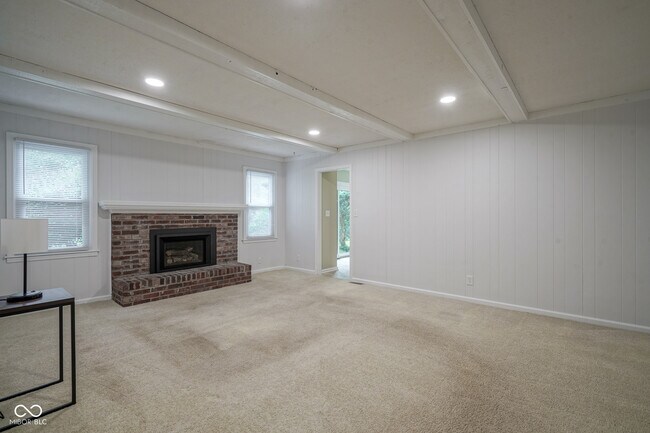 Building Photo - 10924 Lakeshore Dr W