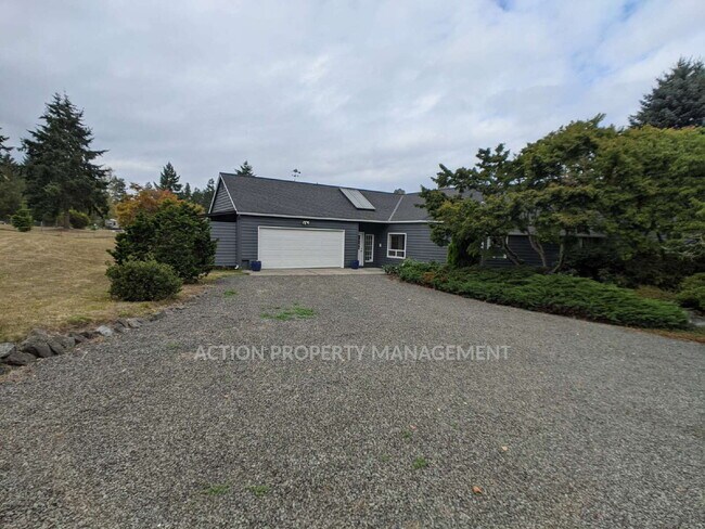 Building Photo - 3 bed 3 bath on 4.8 acres w/ beautiful water view