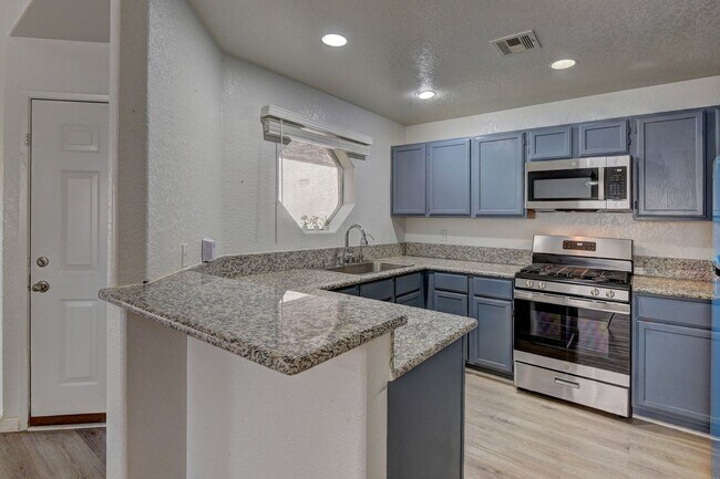 Building Photo - Beautiful Upstairs Condo