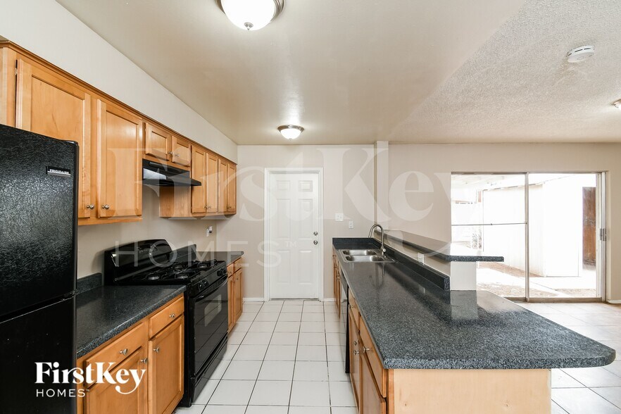 Building Photo - 940 E Loma Vista Dr