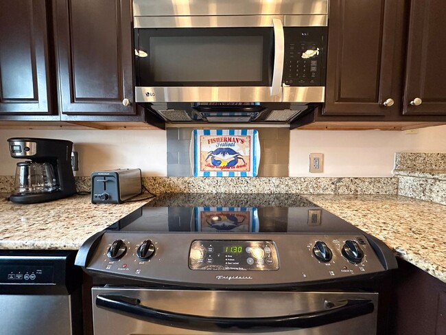 Building Photo - Unfurnished 2 Bedroom Townhome Near the Be...