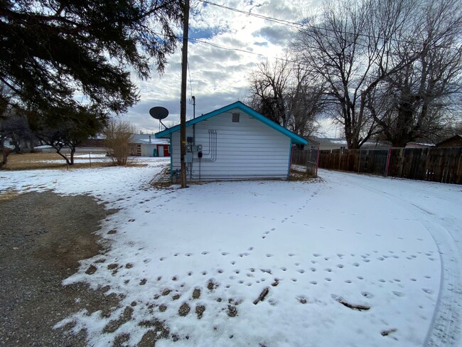 Building Photo - 2-3 Bedroom 1 Bath House with Washer and D...