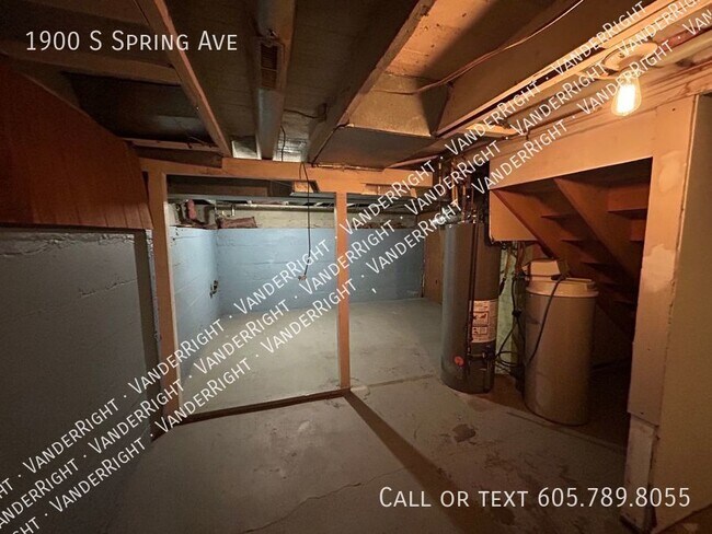 Building Photo - Spacious 4 Bedroom House With Huge Garage!