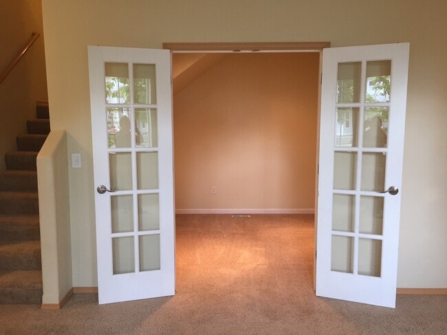 Building Photo - 3 Bedroom 2.5 Bath DuPont Townhome